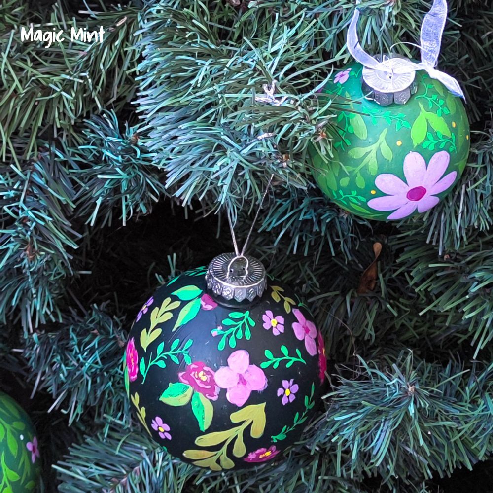 globuri pictate manual cu model floral